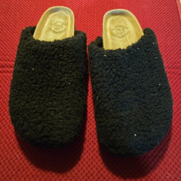 True Craft Size 8, Sherpa fleece slides, new - Picture 1 of 4